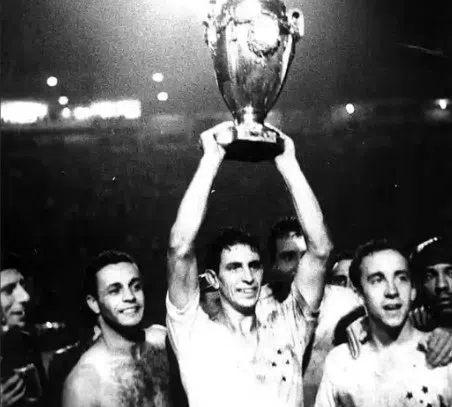 Time histórico do Cruzeiro de 1966 levantando o troféu.