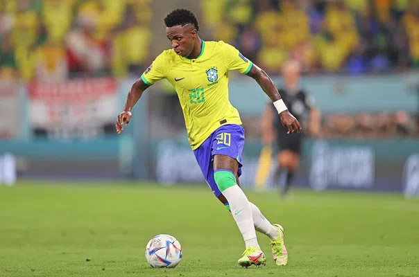 Vinicius Junior jogando pela seleção brasileira.