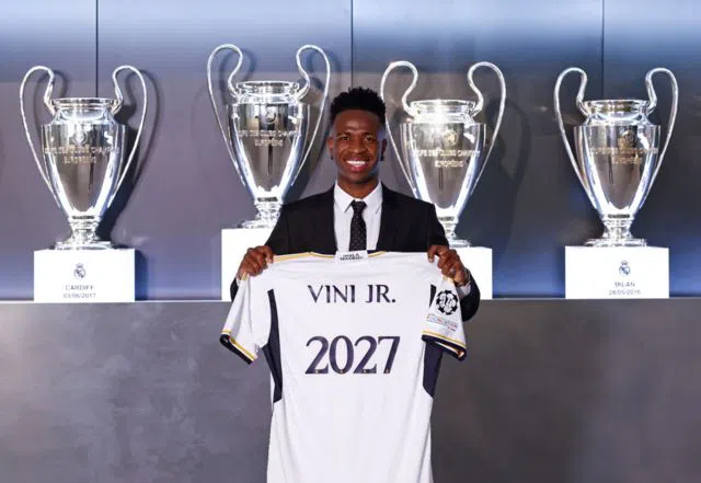 Vinicius Junior assina pelo Real Madrid.