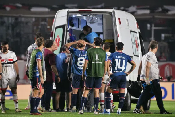 Juan Izquierdo sendo levado para o Hospital.