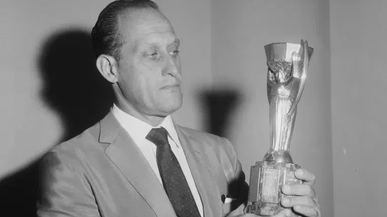 A saída de João Havelange da presidência da CBD para assumir a FIFA em 1975 trouxe mudanças significativas.