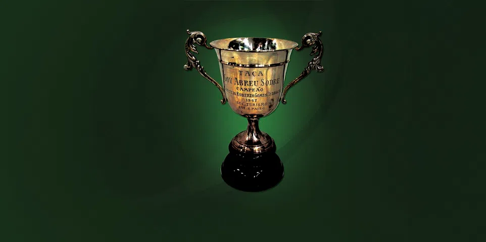 Troféu entregue ao vencedor do Torneio Roberto Gomes Pedrosa em 1967