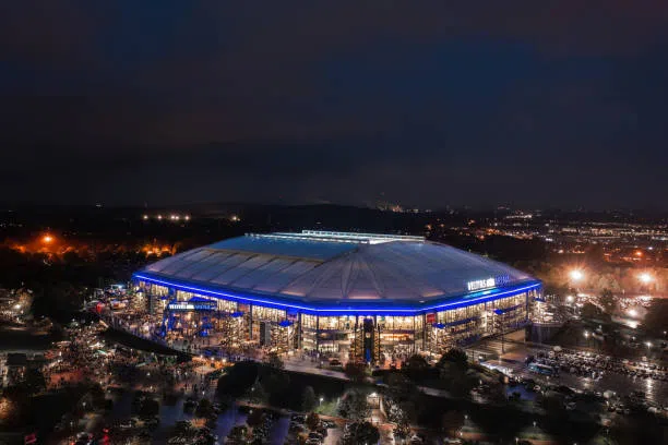 Este estádio moderno e multifuncional acolheu a final da Liga dos Campeões da UEFA em 2004.