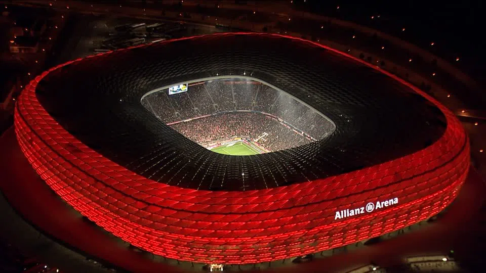 Inaugurada em 2005, a Allianz Arena é famosa pela sua fachada de painéis que podem iluminar-se em várias cores.