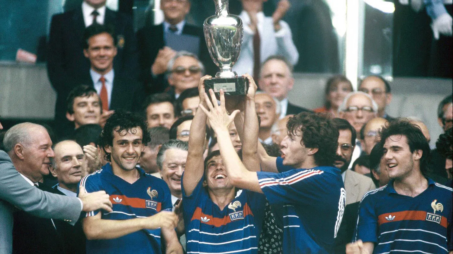 França vence a Euro Copa 1984 sob a liderança de Michel Platini.