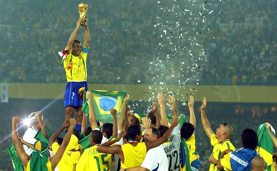 Cafu levantando o Troféu.