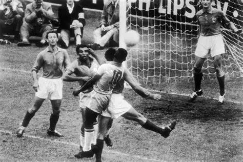 Pelé em jogo  na vitória do Brasil sobre a França por 5-2.