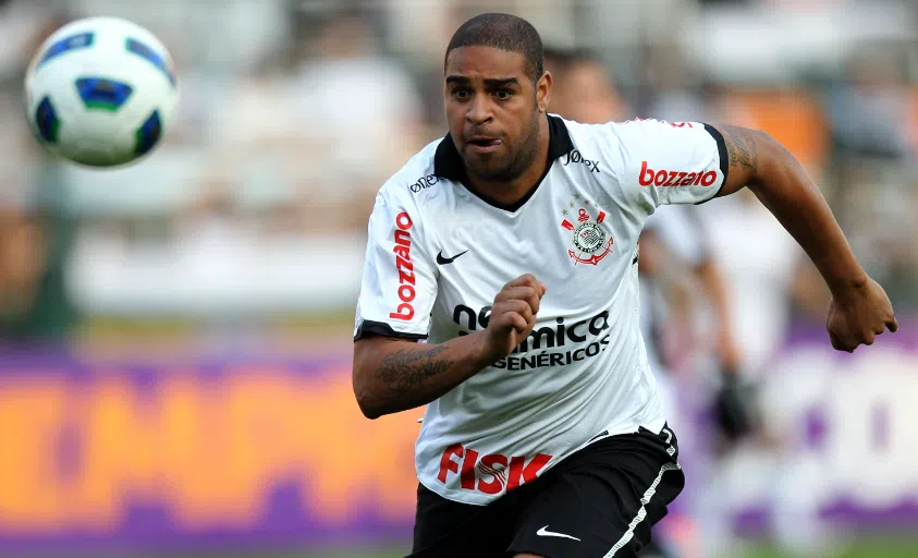 Após passagens por alguns outros clubes, incluindo o Corinthians e o Atlético Paranaense, Adriano Imperador anunciou sua aposentadoria em 2016.
