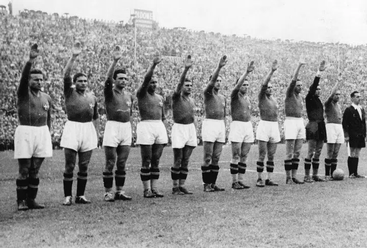 Jogadores Italianos fazendo a saudação fascista.