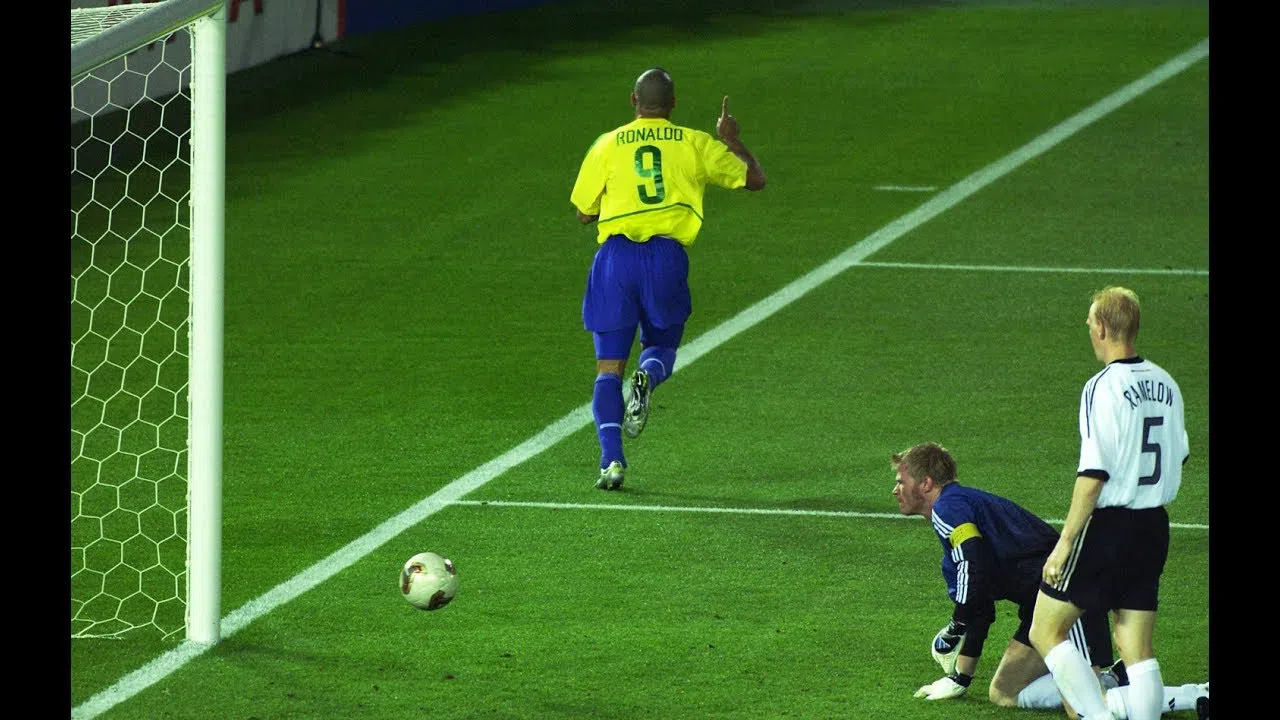 Ronalna fenômeno atuando pela Seleção Brasileira.