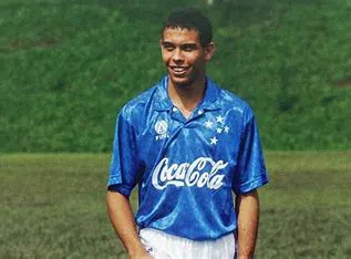 Ronaldo, o fenômeno, jogando pelo cruzeiro.