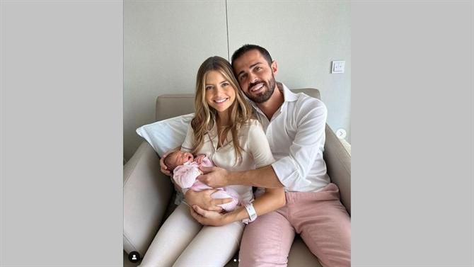 Bernardo Silva apresenta a filha Carlota