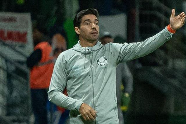 Palmeiras gere e está nas meias-finais
