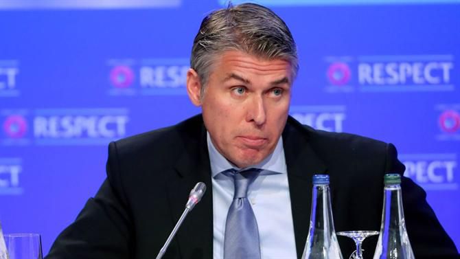 UEFA avisa jogadores e treinadores: «Não podem manter os comportamentos!»