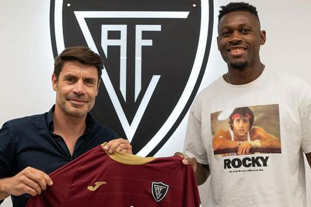 Oficial: Eduvie Iboka aumenta soluções para a frente de ataque