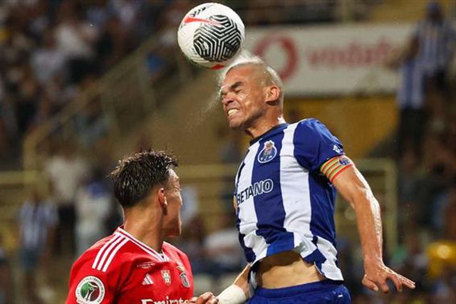 «Não é qualquer um que aos 40 anos é titular do FC Porto e da Seleção»