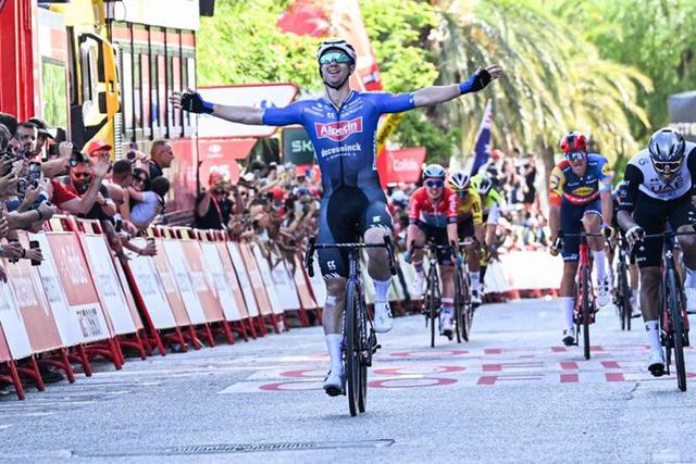 Kaden Groves vence ao sprint quarta etapa