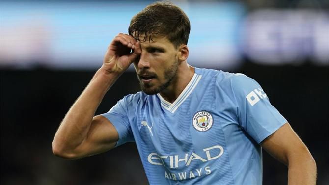 Rúben Dias eleito melhor jogador do ano em Inglaterra pelos