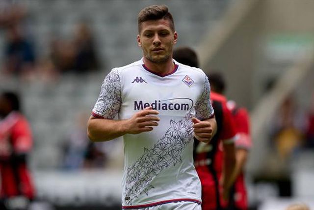 Depois de falhar Taremi, Milan está perto de fechar ex-Benfica