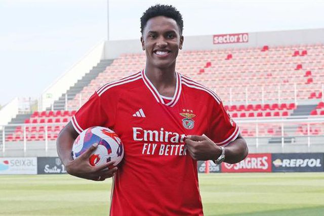 Oficial: avançado brasileiro reforça a equipa B