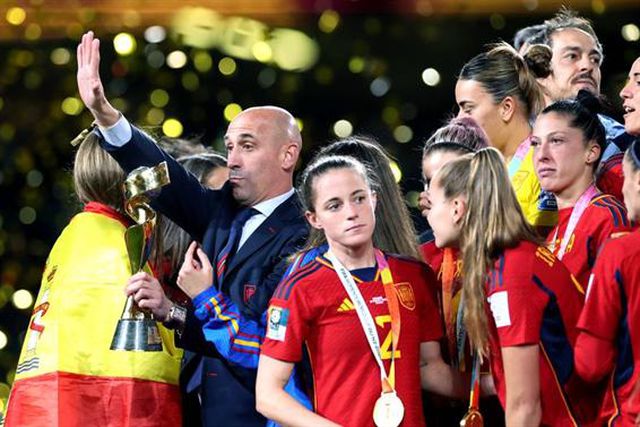 Tebas atira-se a Rubiales: «Um louco que toca nos genitais»