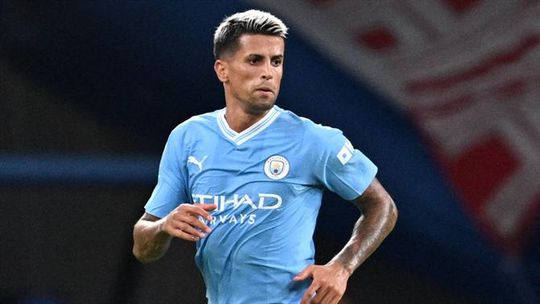 Barcelona já ‘vende’ camisola de Cancelo na loja