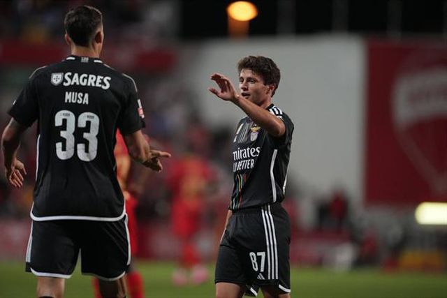 Notícia em Inglaterra: Manchester United e Benfica conversam por João Neves