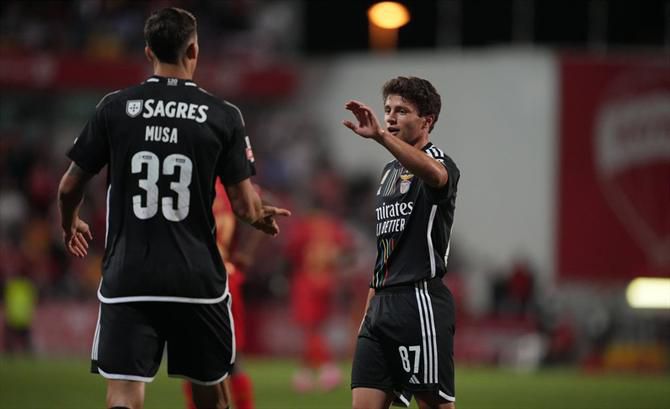 Notícia em Inglaterra: Manchester United e Benfica conversam por João Neves