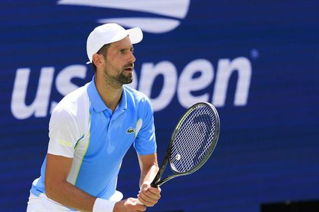 Novak Djokovic em frente no US Open