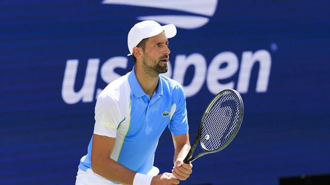 Novak Djokovic em frente no US Open