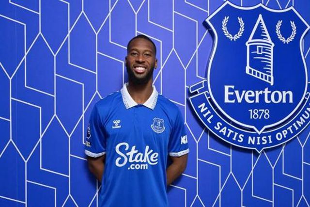 Oficial: Beto chega à Premier League!