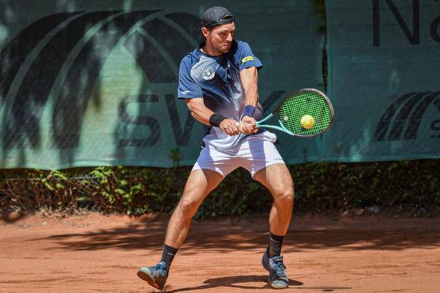 Gastão Elias no quadro com Frederico Silva do outro lado da rede