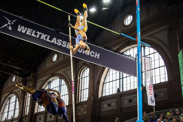 Melhor marca mundial do ano no salto com vara para Kennedy