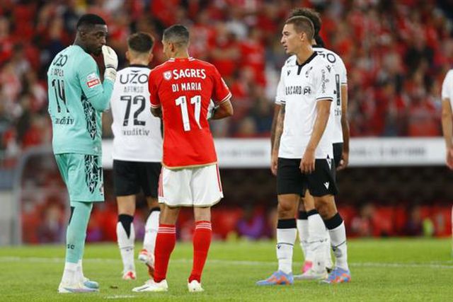 Penálti revertido na Luz após consulta do VAR (vídeo)