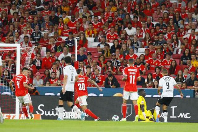 Golo anulado pelo VAR ao V. Guimarães na Luz (vídeo)