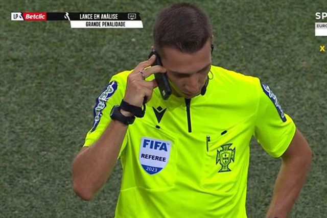 INACREDITÁVEL: VAR falhou e árbitro anulou penálti para o FC Porto sem ver imagens! (vídeo)