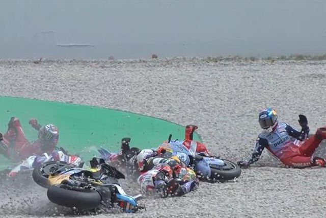 Atenção, imagens impressionam: Bagnaia caiu e foi atropelado no GP da Catalunha (vídeo)