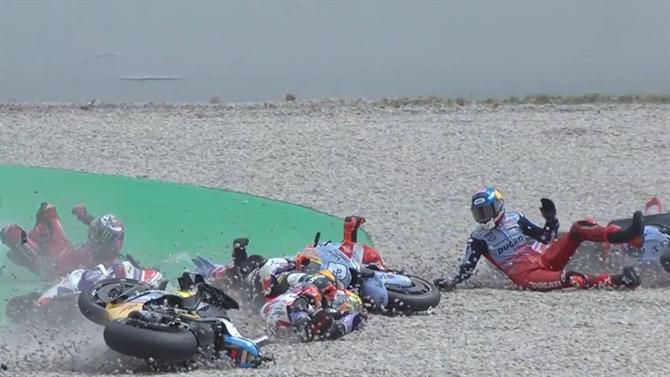 Atenção, imagens impressionam: Bagnaia caiu e foi atropelado no GP da Catalunha (vídeo)