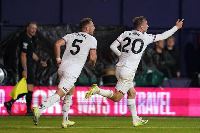 West Ham vence em Luton e dorme na liderança