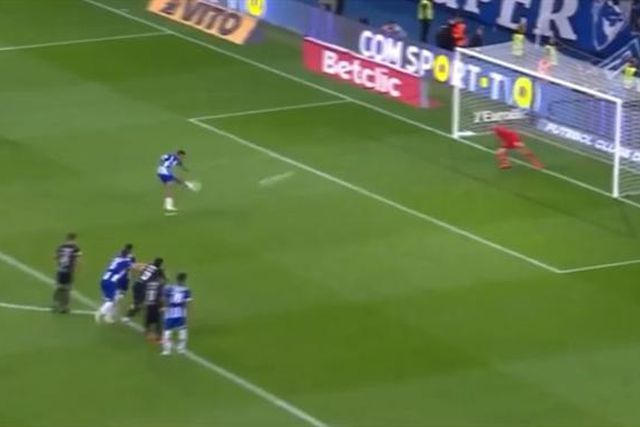 Desta vez houve penálti mas Arruabarrena voou para defesa fabulosa (vídeo)