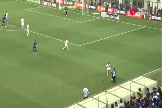 Pepa entra em campo para festejar golo da vitória do Cruzeiro