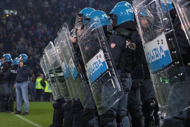 Um morto e mais de 200 feridos durante festejos do Nápoles (fotos e vídeos)