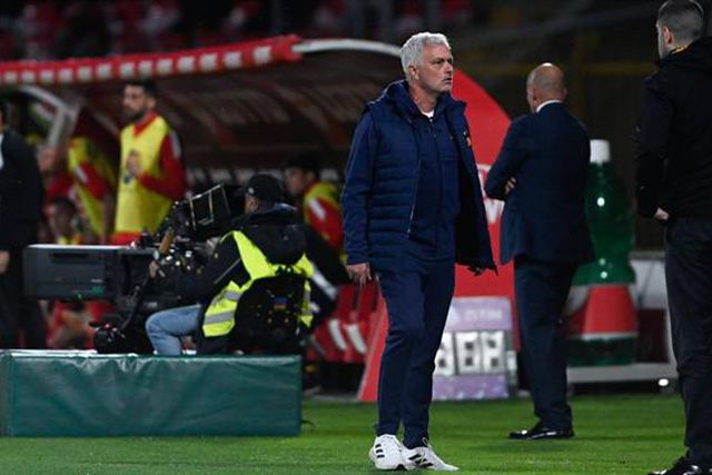Mourinho ao ataque: Roma «sem força», um microfone para se proteger e uma alusão à saída