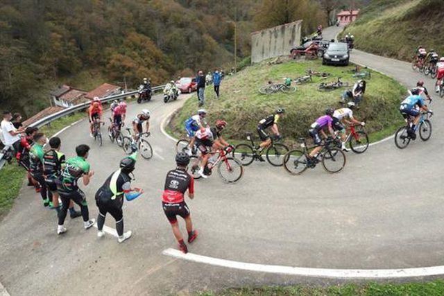 Pelotão com portugueses na Volta às Astúrias