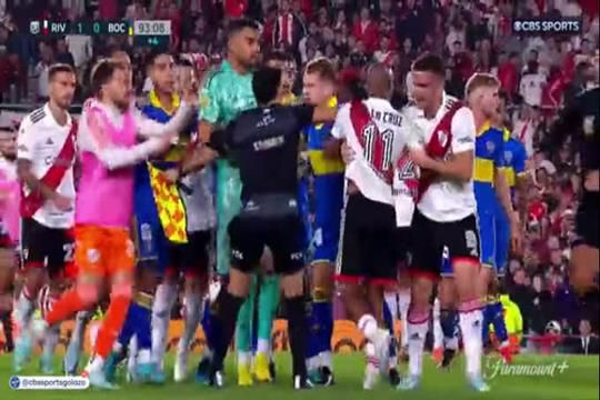 Batalha campal a fechar River Plate – Boca Juniors (2)