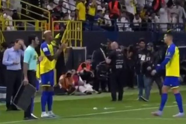 Ronaldo foi substituído e saiu com cara de poucos amigos (vídeo)