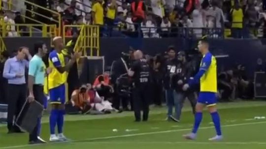 Ronaldo foi substituído e saiu com cara de poucos amigos (vídeo)