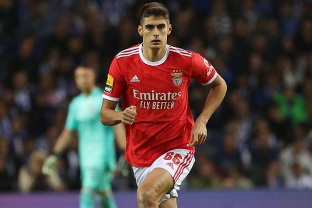 Benfica em Portimão com a dupla de centrais mais jovem da Liga