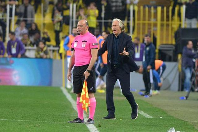 Incrível: Fenerbahçe, de Jorge Jesus, não aproveita deslize do Galatasaray (vídeo)