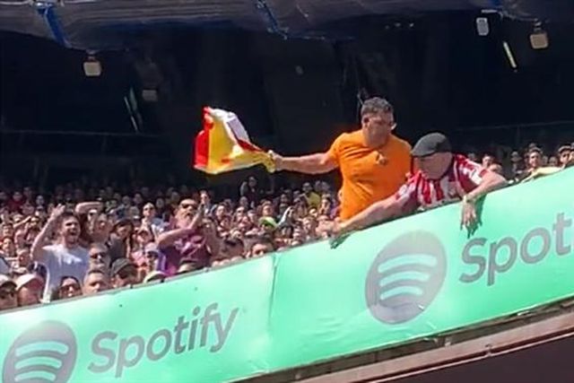 Confusão nas bancadas de Camp Nou devido a uma bandeira… espanhola (vídeo)